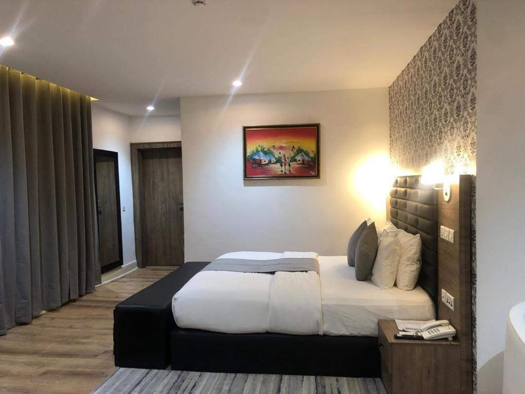 Crownsville Hotel - Airport Road Port Harcourt Eksteriør bilde