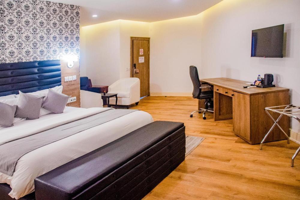 Crownsville Hotel - Airport Road Port Harcourt Eksteriør bilde